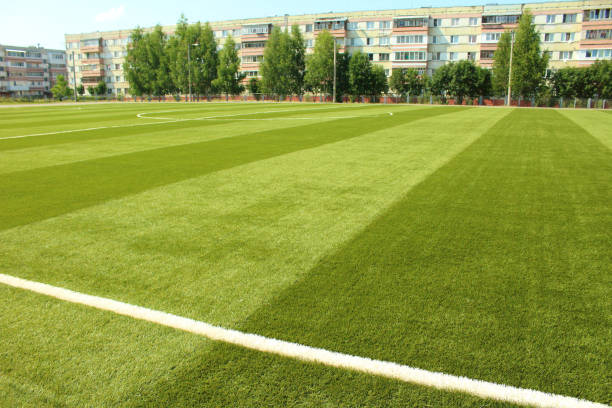 学校のスタジアムで新しい人工サッカー場。バックグラウンド。 - soccer soccer field grass american football ストックフォトと画像