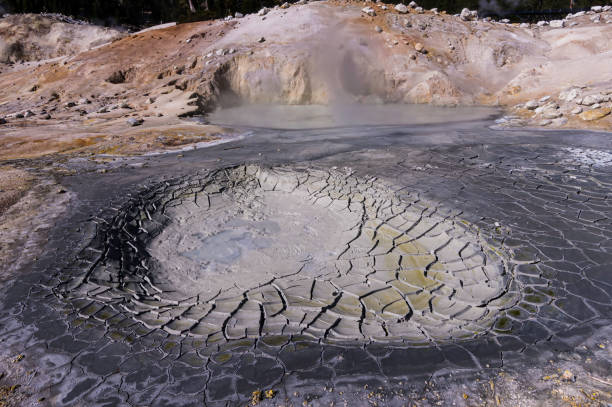 bumpass hell area of lassen volcanic national park in california. part of the cascade mountain range. dried hot springs next to the boiling springs lake. dried mud forming cracks. - mt lassen imagens e fotografias de stock