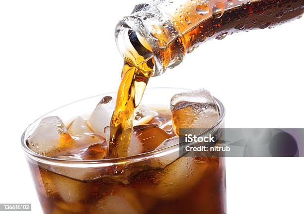 Cola É Verter Em Vidro - Fotografias de stock e mais imagens de Cola - Refrigerante - Cola - Refrigerante, Verter, Copo