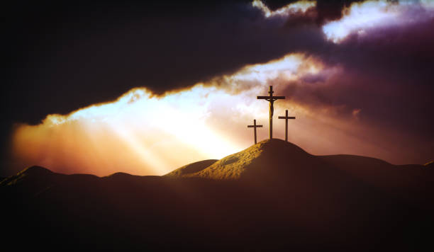 ゴルゴタの丘の光と雲 イエス・キリストと聖十字架の死と復活 - resurrection light religion sky ストックフォトと画像
