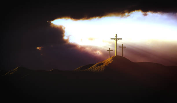 골고타 언덕에 빛과 구름 예수 그리스도와 거룩한 십자가의 죽음과 부활 - god landscape majestic cross 뉴스 사진 이미지