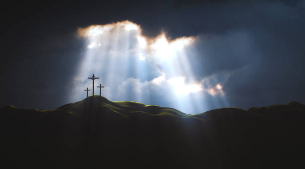 luz y nubes en la colina del gólgota la muerte y resurrección de jesucristo y la santa cruz - resurrection light religion sky fotografías e imágenes de stock