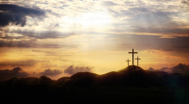 골고타 언덕에 빛과 구름 예수 그리스도와 거룩한 십자가의 죽음과 부활 - cross sunset sky spirituality 뉴스 사진 이미지