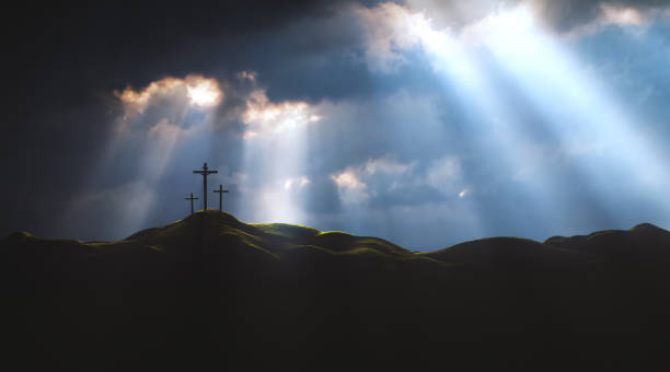 lumière et nuages sur la colline du golgotha la mort et la résurrection de jésus-christ et de la sainte croix - god landscape majestic cross photos et images de collection