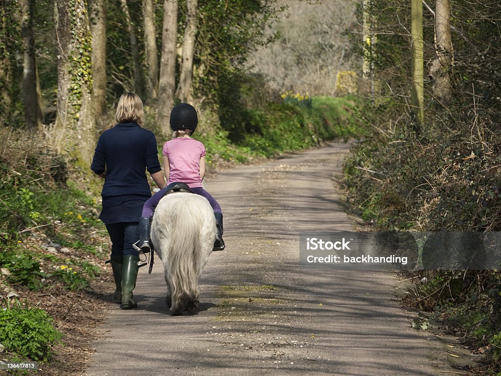 Pony trekking - Foto stock royalty-free di Montare