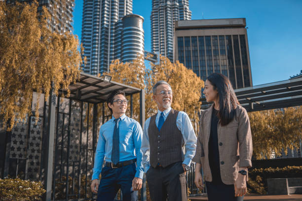 ceo chinês asiático falando com sua equipe de gestão no jardim do telhado de seu escritório pela manhã - roof men business city - fotografias e filmes do acervo