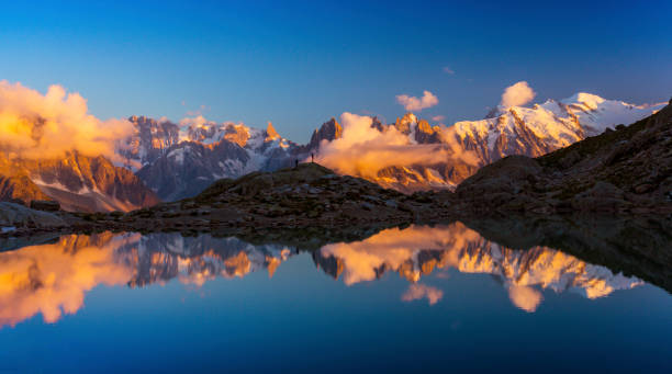 belles couleurs de lever de soleil dans les alpes en été - aiguille du midi photos et images de collection