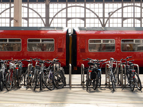 biciclette & treni - rack railway foto e immagini stock