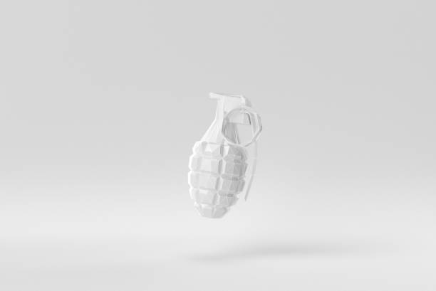 handgranate auf weißem grund. abstraktes polygonales minimalkonzept. monochrom. 3d-rendering. - hand grenade stock-fotos und bilder