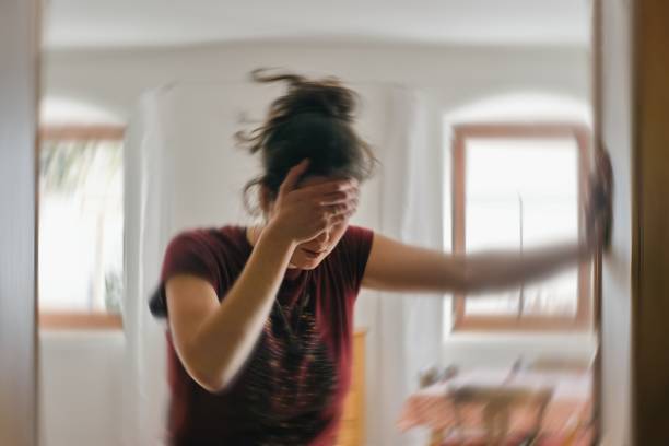 foto borrosa de una mujer que sufre de vértigo o mareos u otro problema de salud del cerebro o el oído interno. - afección médica fotografías e imágenes de stock