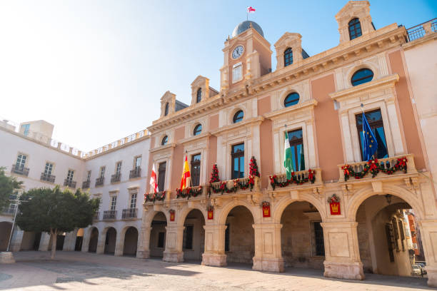 praça da prefeitura na cidade de almeria, andaluzia. espanha. costa do sol no mar mediterrâneo - spain tower town square andalusia - fotografias e filmes do acervo