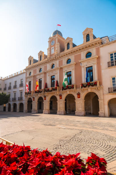 praça da prefeitura na cidade de almeria, andaluzia. espanha. costa do sol no mar mediterrâneo - spain tower town square andalusia - fotografias e filmes do acervo