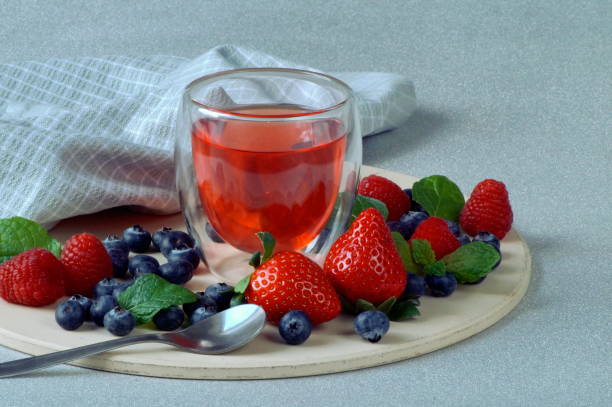 délicieux dessert - gelée et fraises fraîches, framboises et myrtilles pour le petit déjeuner pour un végétarien - gelatin dessert blueberry blue dessert photos et images de collection