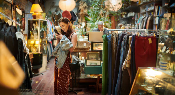 loja de roupas de segunda mão - clothing store - fotografias e filmes do acervo