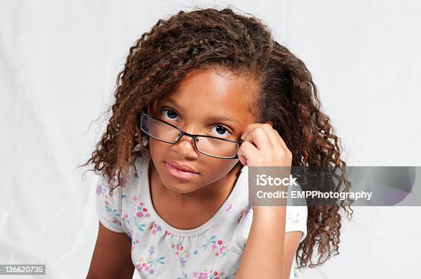Bambina Con Gli Occhiali - Fotografie stock e altre immagini di 6-7 anni - 6-7 anni, Afro-americano, Amicizia