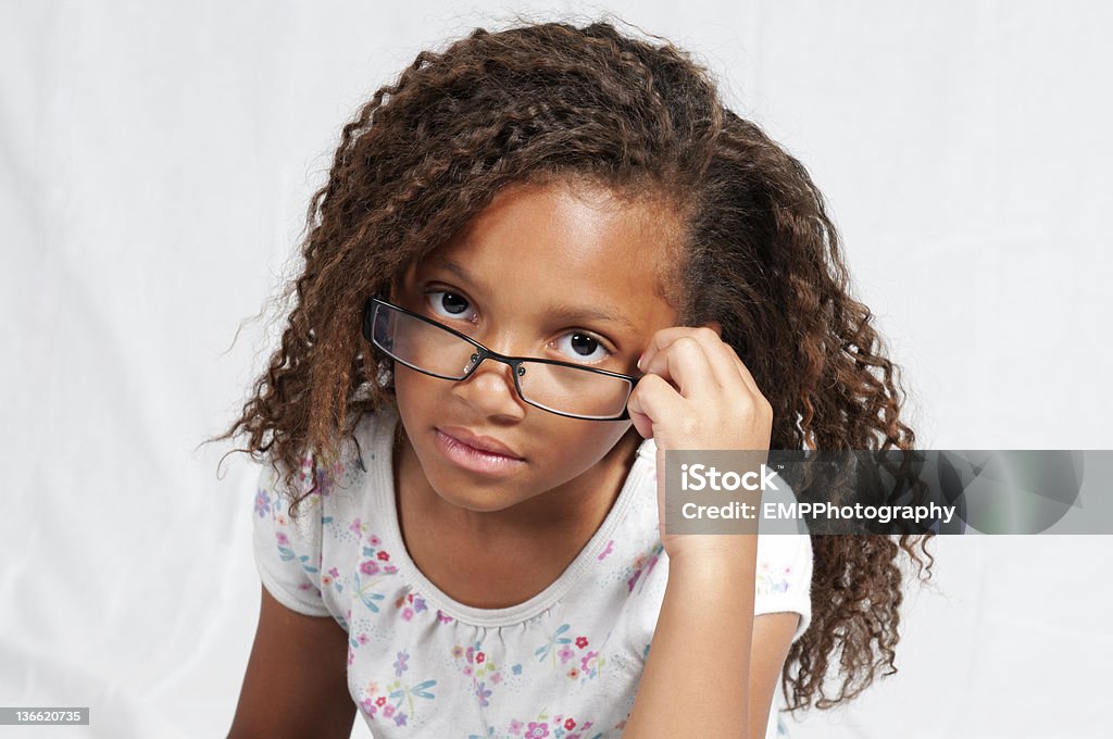 Маленькая девочка с бинокль - Стоковые фото 6-7 лет роялти-фри
