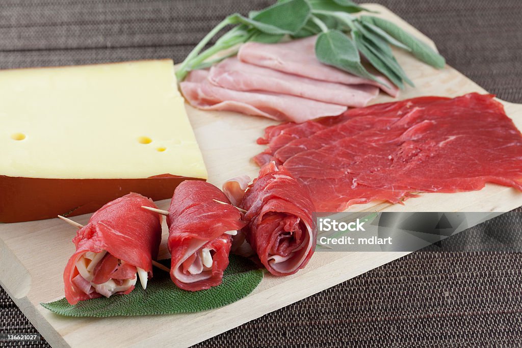 Manzo rotoli con prosciutto e formaggio - Foto stock royalty-free di Manzo