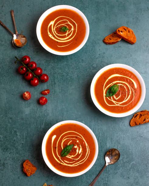 crema de sopa de tomate - sopa de tomate fotografías e imágenes de stock