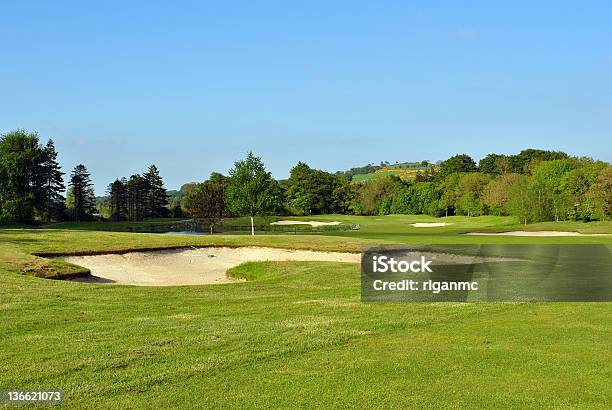 Grande Bunker Em Um Campo De Golfe - Fotografias de stock e mais imagens de Ajardinado - Ajardinado, Ao Ar Livre, Atividade Recreativa