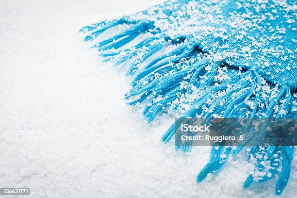 Foto de Cachecol Sobre A Neve e mais fotos de stock de Adulto - Adulto, Azul, Congelado