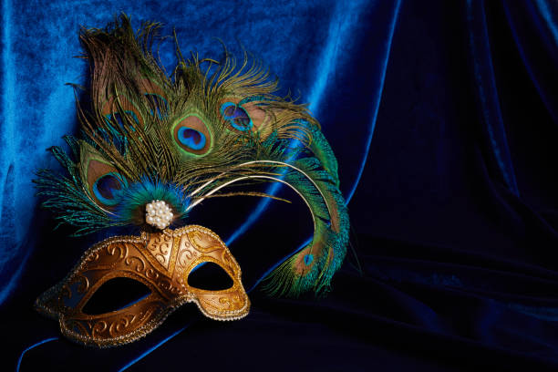 luksusowa wenecka maska na ciemnoniebieskim tle. karnawałowa maskarada fantasy - tail feather zdjęcia i obrazy z banku zdjęć