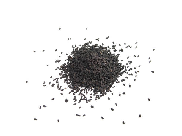 czarny kminek lub czarny kminek (nigella sativa) izolowany na białym tle, selektywne ustawianie ostrości - sesame black stack cereal plant zdjęcia i obrazy z banku zdjęć