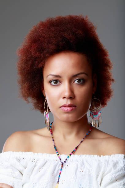 beautiful stylish young black woman fashion portrait - red hair hairstyle dyed hair women imagens e fotografias de stock