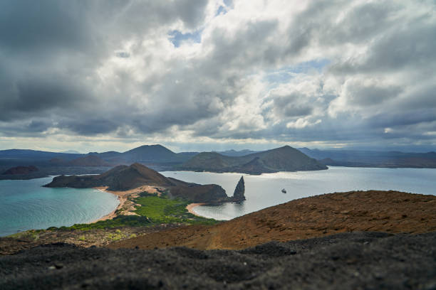 famosa formación rocosa volcánica del pináculo en el paisaje marino de la isla bartolomé en las islas galápagos, ecuador, américa del sur - isla bartolomé fotografías e imágenes de stock