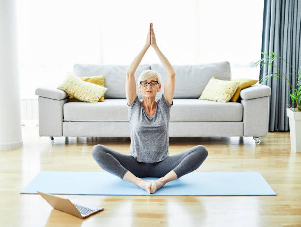 senior ejercicio de estiramiento mujer entrenamiento estilo de vida deporte fitness hogar saludable gimnasio ejercicio ajuste portátil yoga meditación - women yoga yoga class mature adult fotografías e imágenes de stock