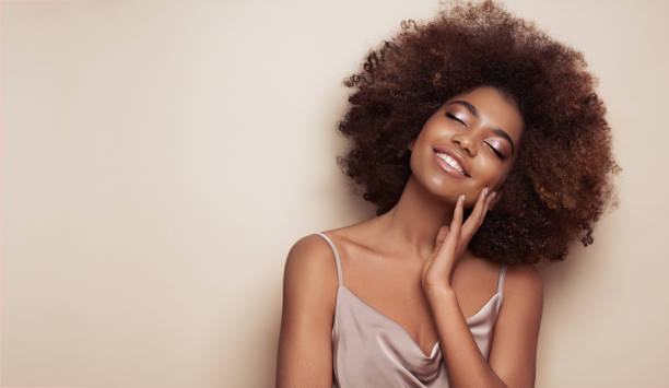 schönheitsporträt eines afroamerikanischen mädchens mit afro-haaren - model stock-fotos und bilder