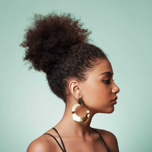 portret piękności afroamerykanki z włosami afro - jewelry glamour brown hair stage makeup zdjęcia i obrazy z banku zdjęć