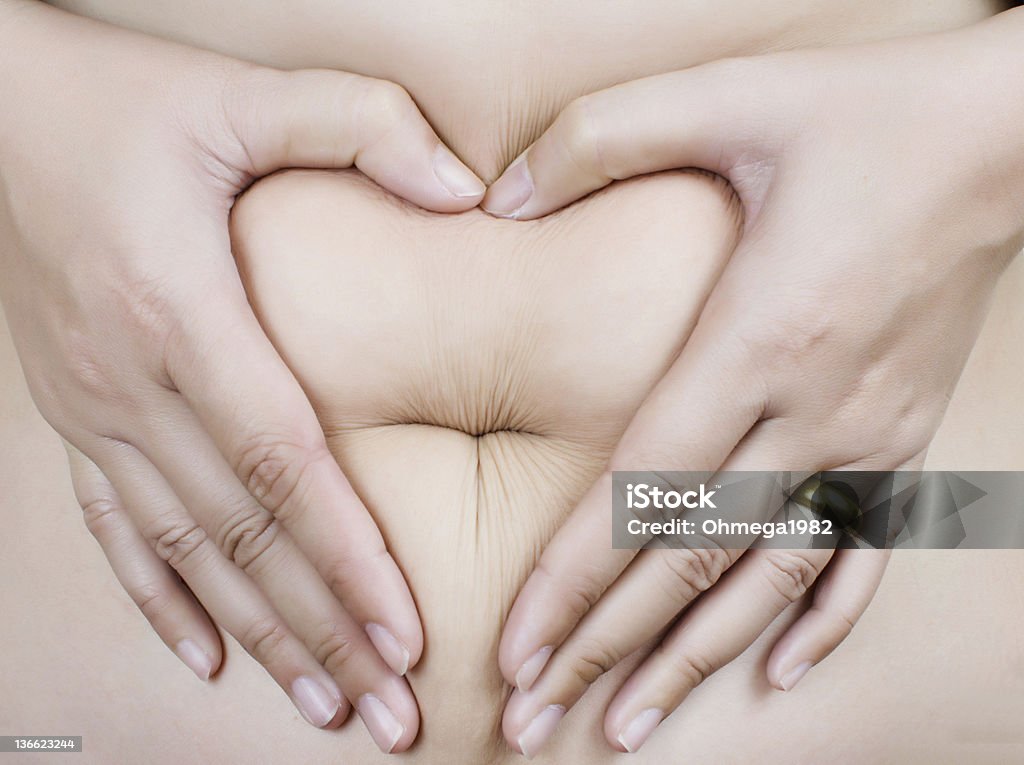 Estómago grasa cuerpo hembra parte a Símbolo de corazón. - Foto de stock de Abdomen libre de derechos