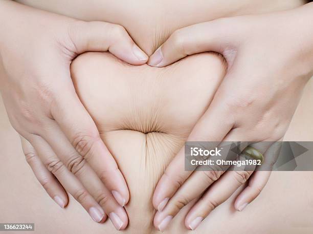 Estómago Grasa Cuerpo Hembra Parte A Símbolo De Corazón Foto de stock y más banco de imágenes de Abdomen