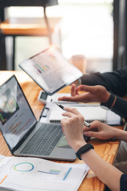 equipo de personas de negocios trabajando en la oficina con tableta y documento, haciendo planificación analizando el informe financiero, inversión del plan de negocios, concepto de análisis financiero. discusiones económicas de negocios. - digital tablet business person place of work technology fotografías e imágenes de stock