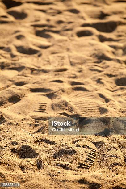 Piasek Ślady Właśnie Małżeństwem Na Plaży - zdjęcia stockowe i więcej obrazów Fotografika - Fotografika, Grecja, Just Married - Angielski zwrot