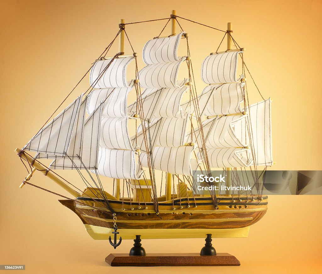 Barco de vela en amarillo - Foto de stock de Anticuado libre de derechos