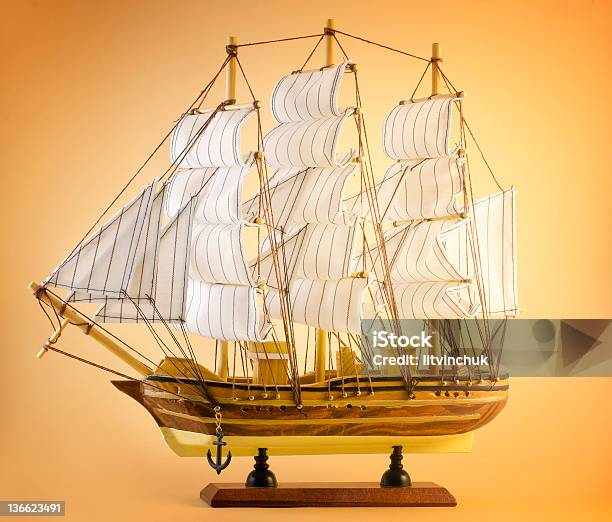 Barco De Vela En Amarillo Foto de stock y más banco de imágenes de Anticuado - Anticuado, Arte y artesanía, Artesanía