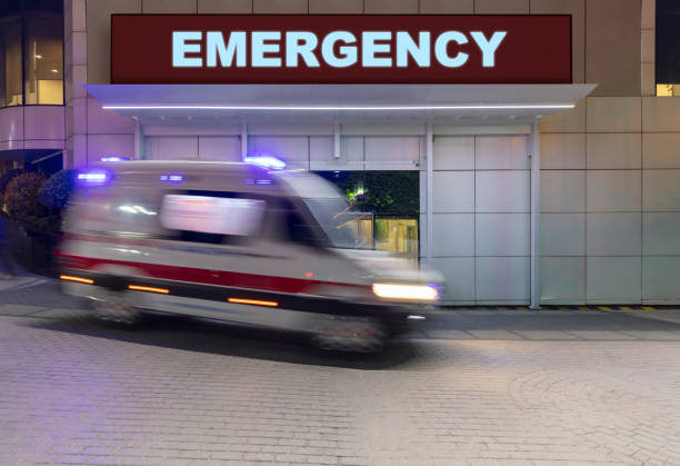 der krankenwagen traf schnell am eingang der notaufnahme ein. - emergency room accident hospital emergency sign stock-fotos und bilder