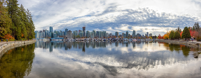 Vista panorámica de Stanley Park en Coal Harbour, centro de Vancouver photo