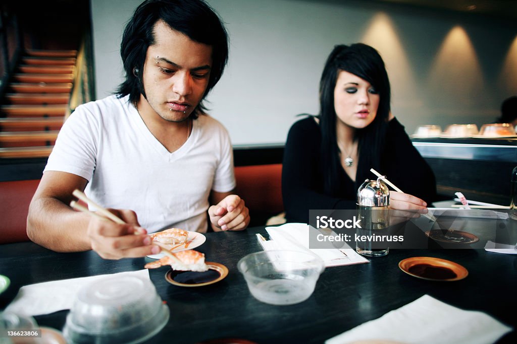 Jovem Casal comer em um restaurante de Sushi - Royalty-free Comer Foto de stock