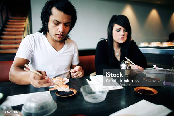 Jovem Casal Comer Em Um Restaurante De Sushi - Fotografias de stock e mais imagens de Comer - Comer, Restaurante, Adulto