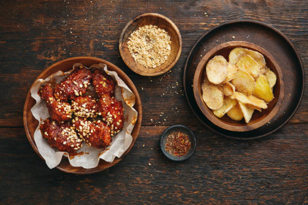 crujientes alitas de pollo coreanas a la barbacoa - roast chicken barbecue chicken french fries chicken fotografías e imágenes de stock