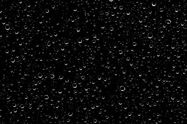 gouttes d’eau sur verre transparent de couleur noire. - drop water raindrop waterdrop photos et images de collection