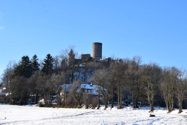 castle Nürburg with some village houses in the snow Nürburg, Germany - 01/11/2022: castle Nürburg with some village houses in the snow nürburgring stock pictures, royalty-free photos & images