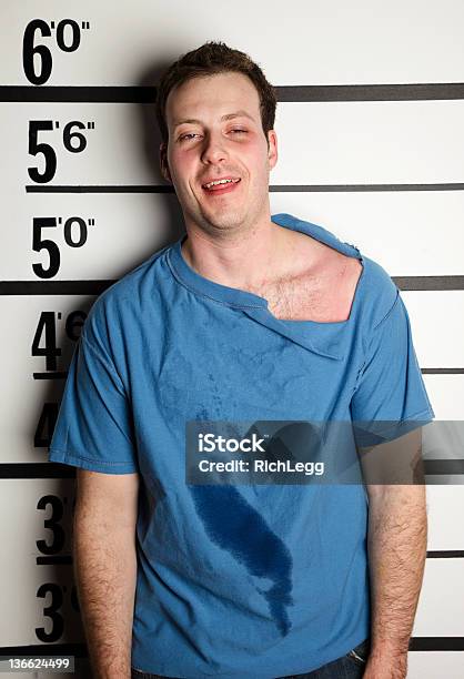 Mugshot De Um Homem Preso - Fotografias de stock e mais imagens de Desarrumação - Desarrumação, Homens, 30-39 Anos