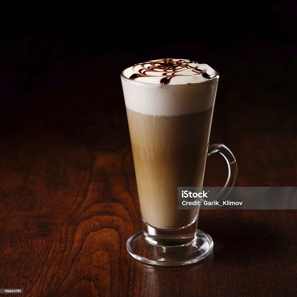 Taza de café con leche en una mesa de madera - Foto de stock de Bebida libre de derechos
