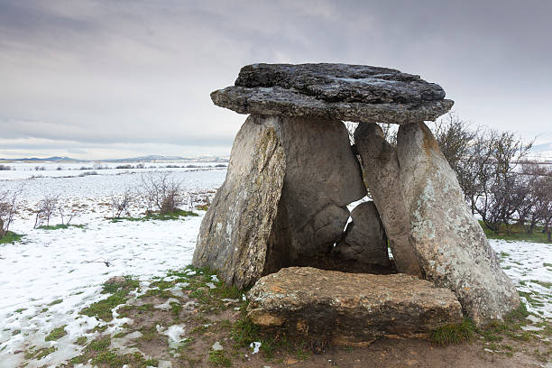 dolmen z sorginetxe - dolmen zdjęcia i obrazy z banku zdjęć