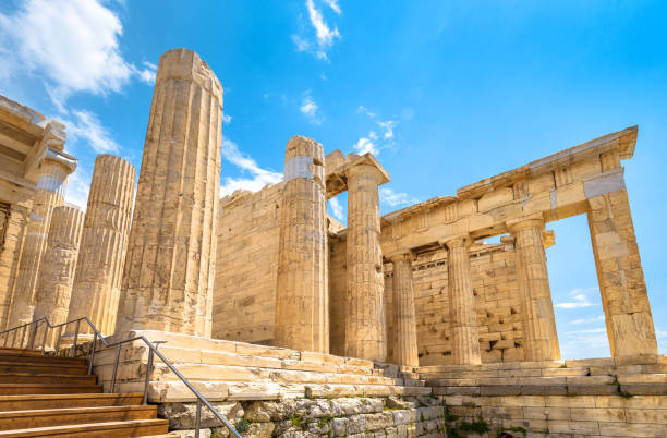 palácio propylaea na acrópole de atenas, grécia, europa - antiquities acropolis athens greece greece - fotografias e filmes do acervo