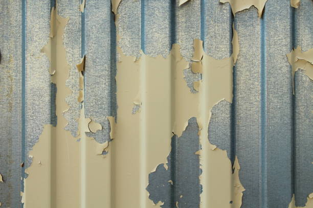 ocynkowany arkusz blachy falistej z łuszczoną żółtą farbą. tło. tekstura. - peeling paint wall white zdjęcia i obrazy z banku zdjęć