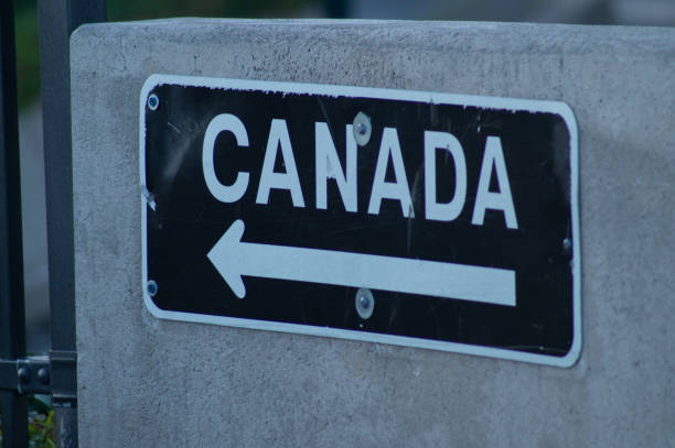 istock sign to the border 1366254125
